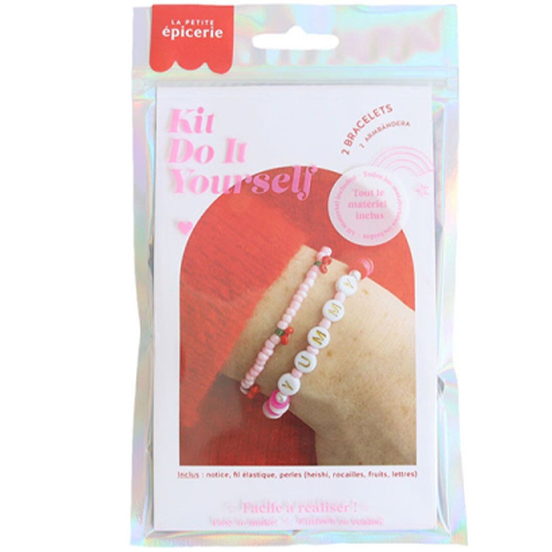 Verpakking van de la petite épicerie DIY armbanden maken set met twee roze armbanden, waarvan één met de tekst 'YUMMY'.