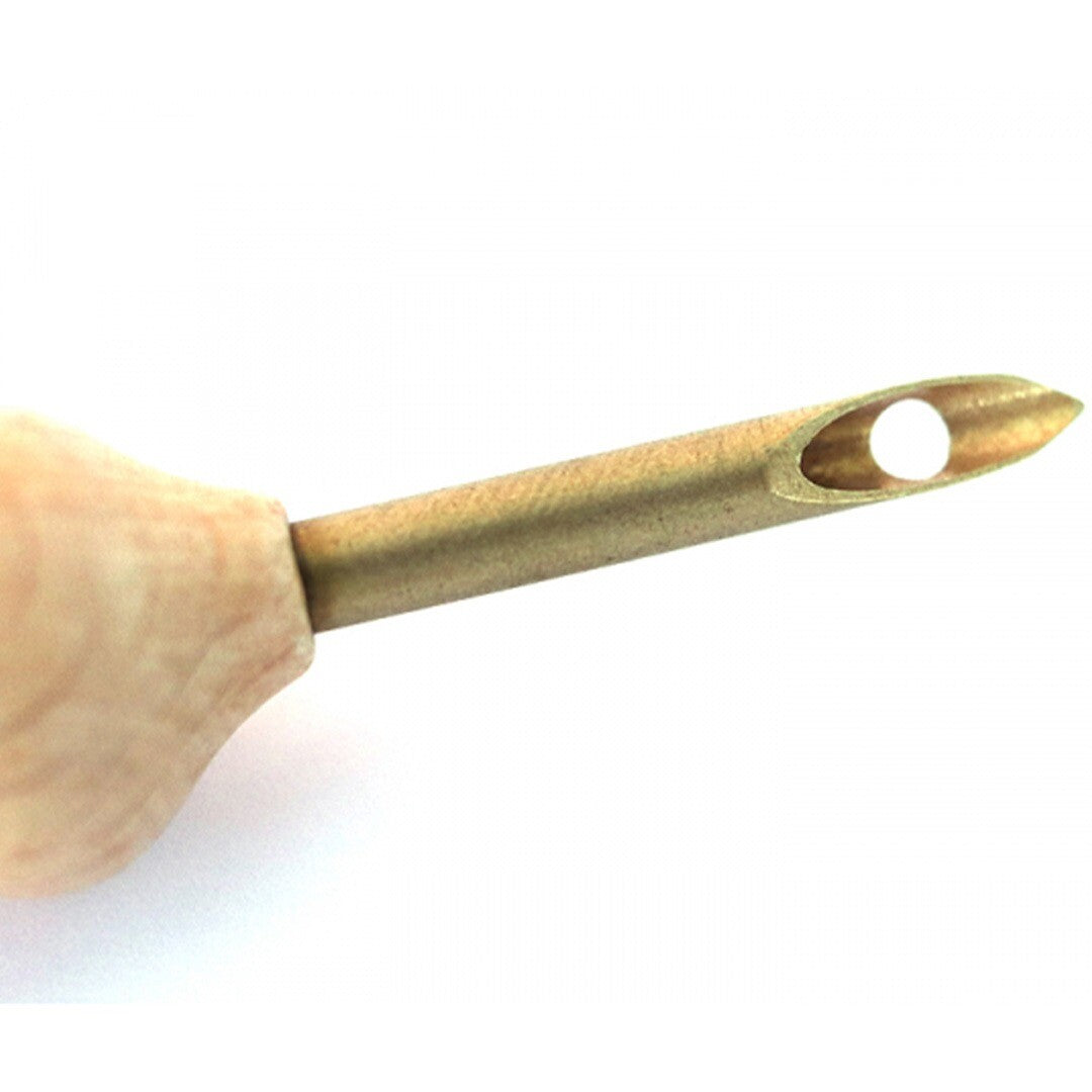Detail van de punt van een punch borduurnaald.