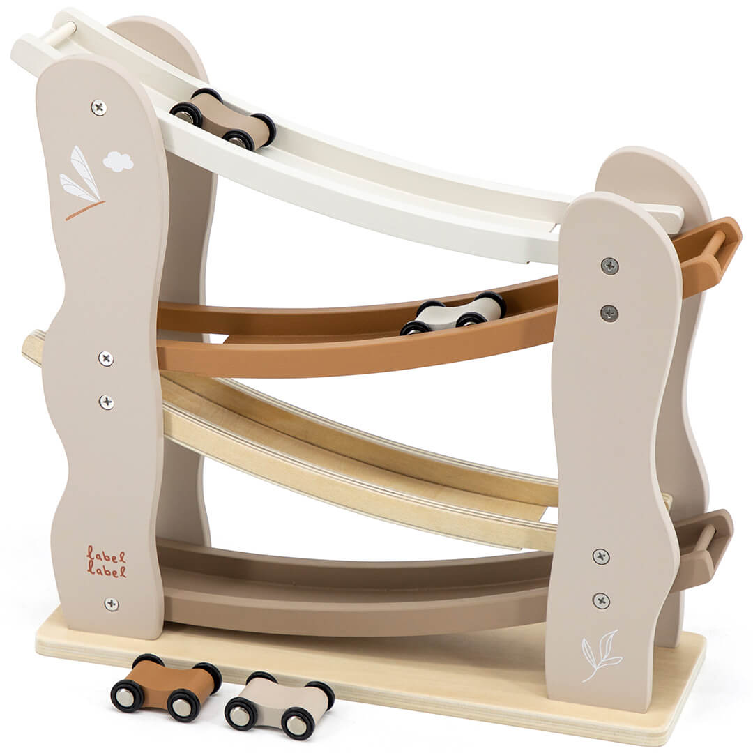 Label Label houten autobaan in beige en nougat kleuren met twee autootjes op de baan en twee ernaast.