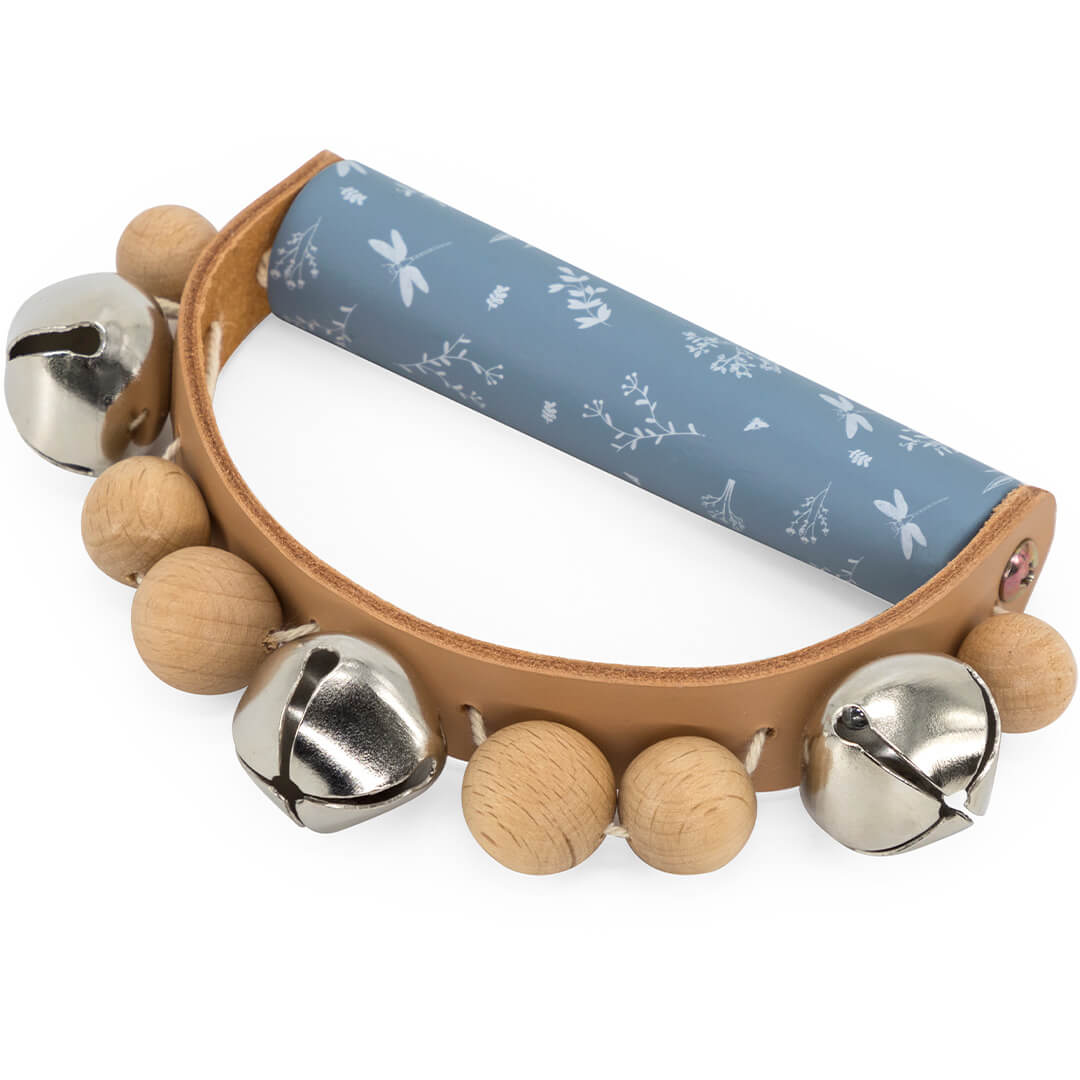 label label babyspeelgoed bellenkrans met leren band, houten kralen, metalen belletjes en blauw handvat met libellenpatroon.