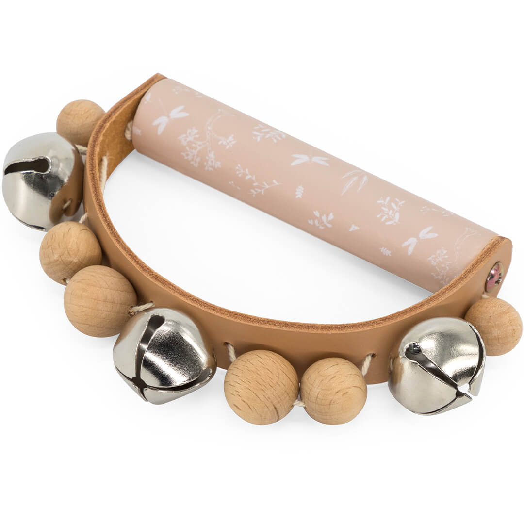 Label label bellenkrans van leer en hout met metalen belletjes en een roze handvat met bloemenpatroon.