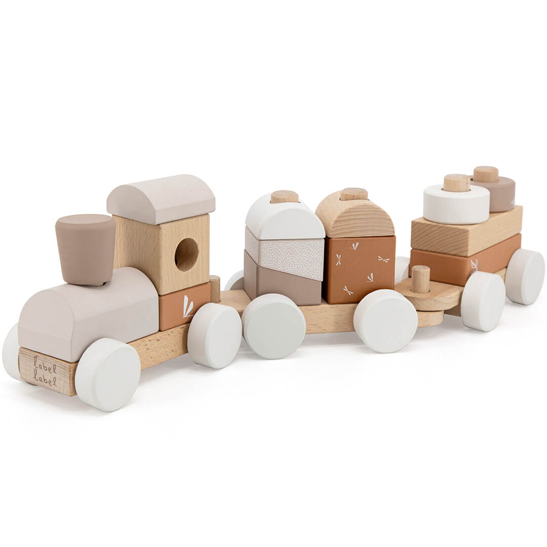 Label Label houten blokkentrein in beige en bruintinten, schuin van voren gefotografeerd.