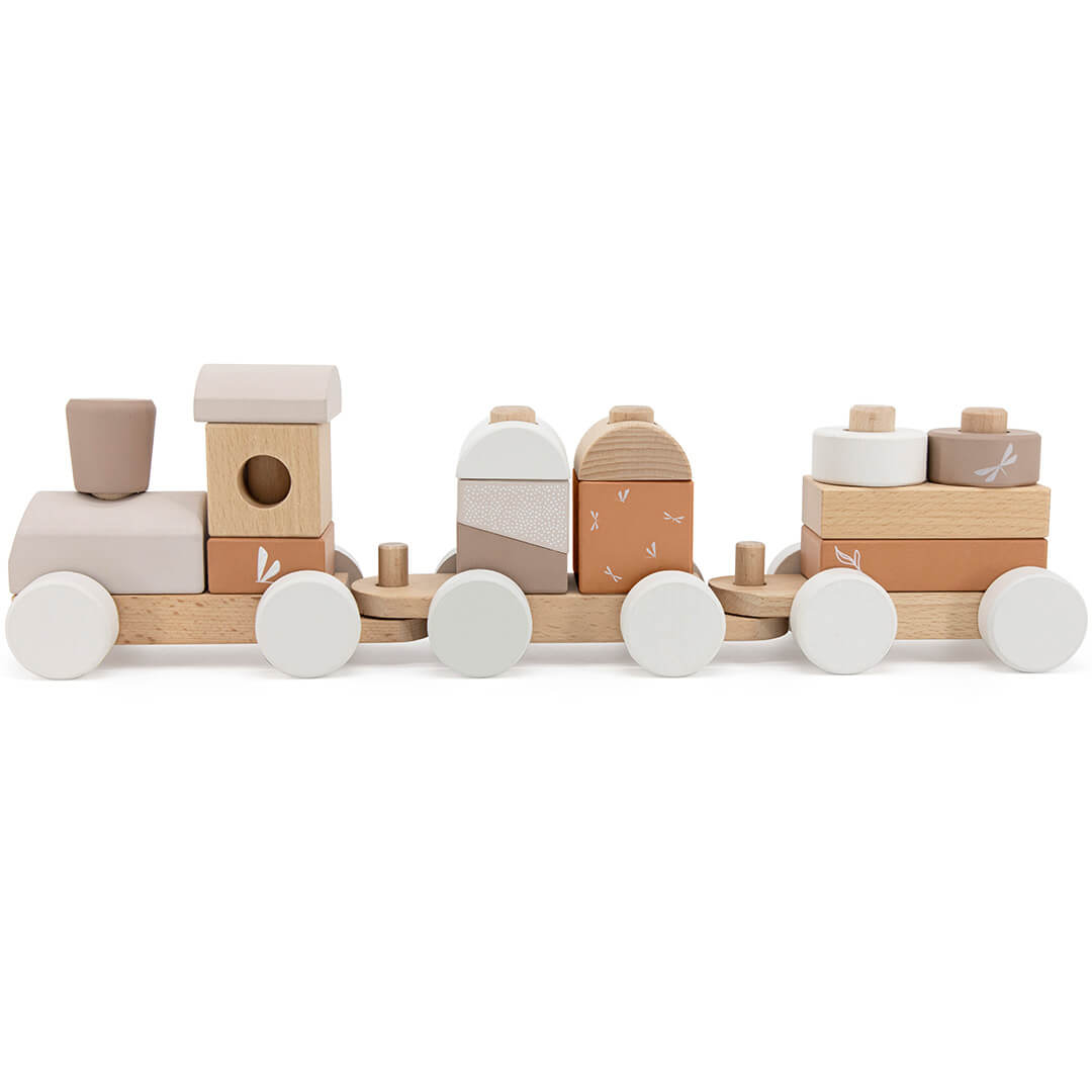 De Label Label houten blokkentrein in beige en bruintinten, van de zijkant gefotografeerd.