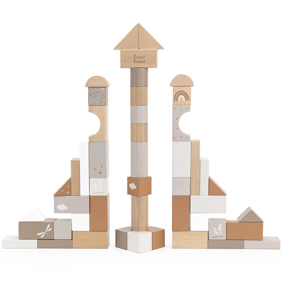 Twee torens en een centrale hoge toren, gebouwd van Label Label houten bouwblokken in beige, wit en naturel hout met patronen van libellen, wolken en regenbogen.