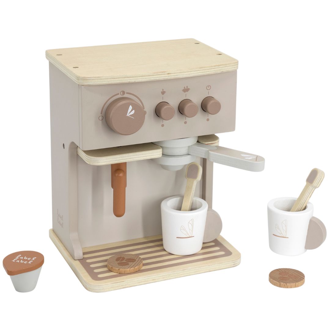 Label Label houten speelgoed koffiezetapparaat in beige met bladeren patroon, inclusief twee kopjes en accessoires.