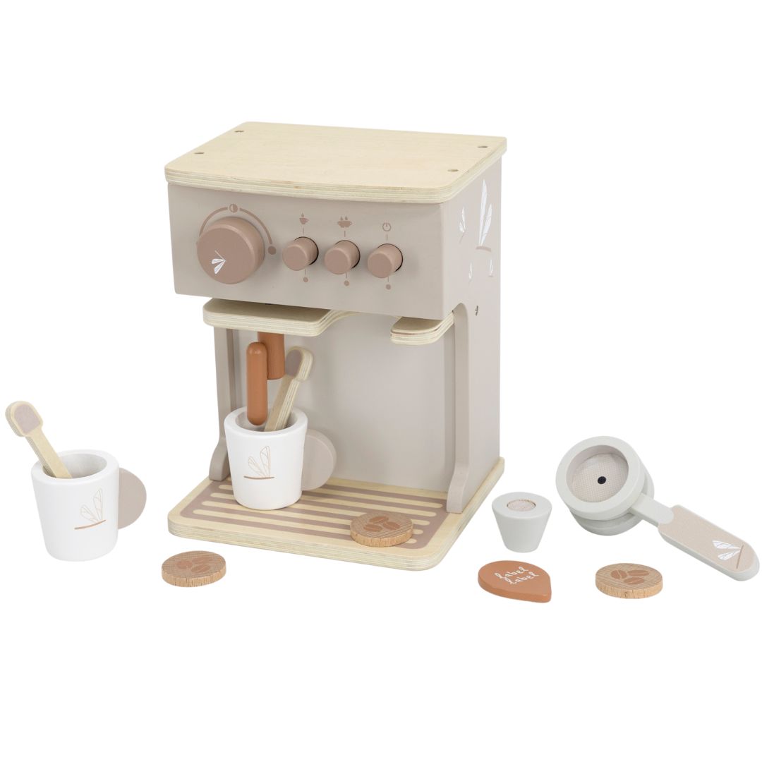 Label Label houten speelgoed koffiezetapparaat in beige met bladeren patroon, met alle losse accessoires ernaast.