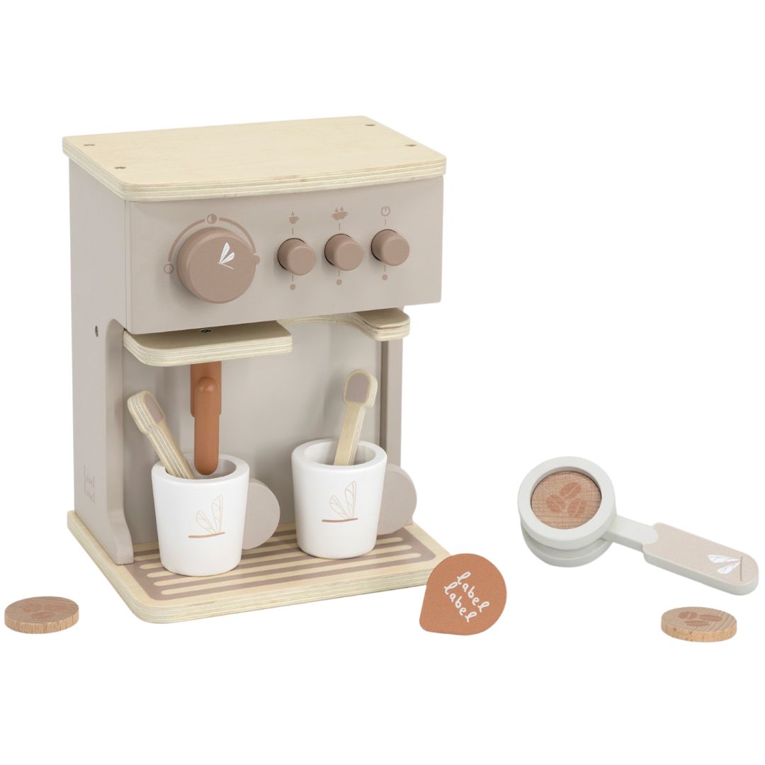 Label Label houten speelgoed koffiezetapparaat in beige met bladeren patroon, met twee kopjes en enkele accessoires.