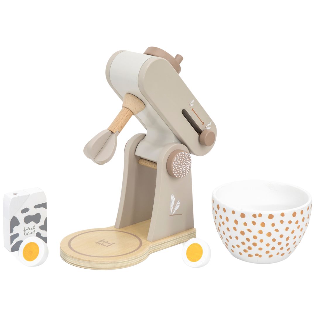 Label Label houten speelgoedkeukenmachine in beige met de mixerarm omhoog, naast een kom met stippen, twee halve eieren en een melkpak.