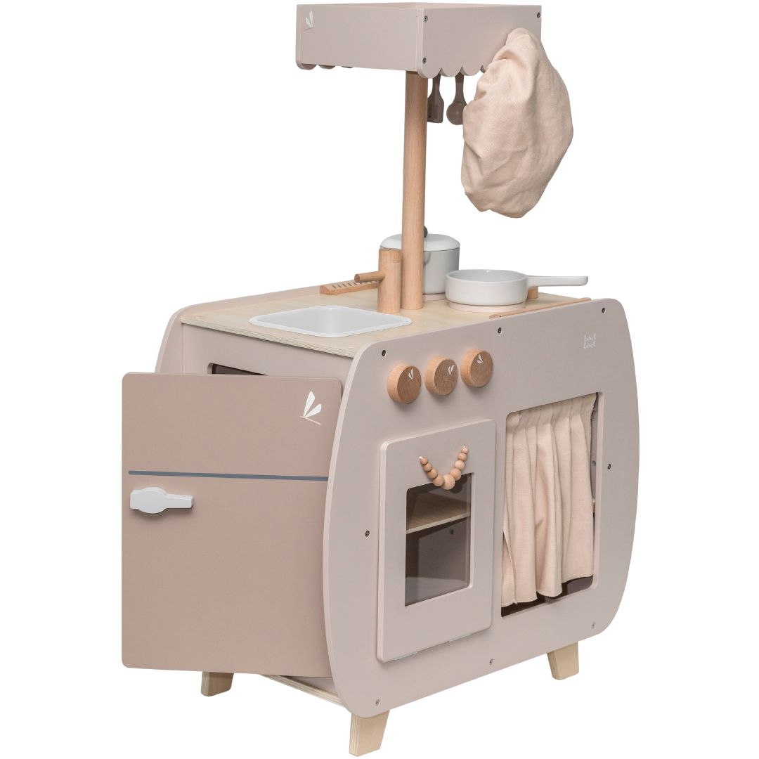 Label Label houten kinderkeuken bistro in beige met koelkastdeur en kookgerei.