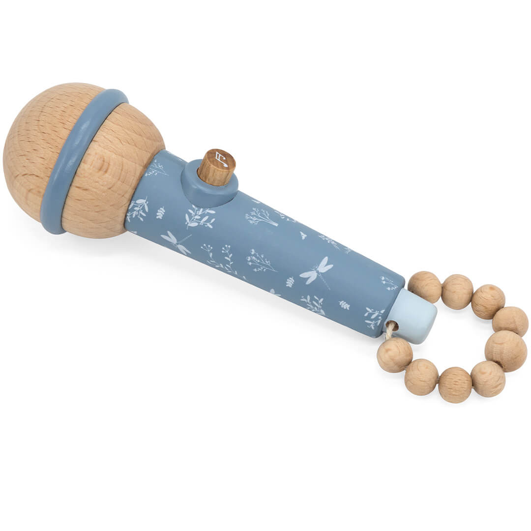 label label houten speelgoedmicrofoon in blauw met bladerenpatroon en houten kralenring.