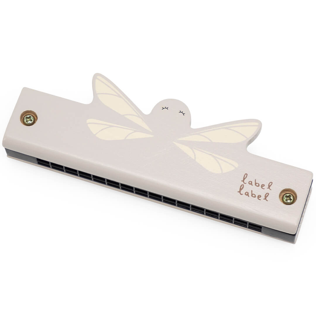 Label Label houten mondharmonica in nougatkleur met een dierpatroon van een vliegje.