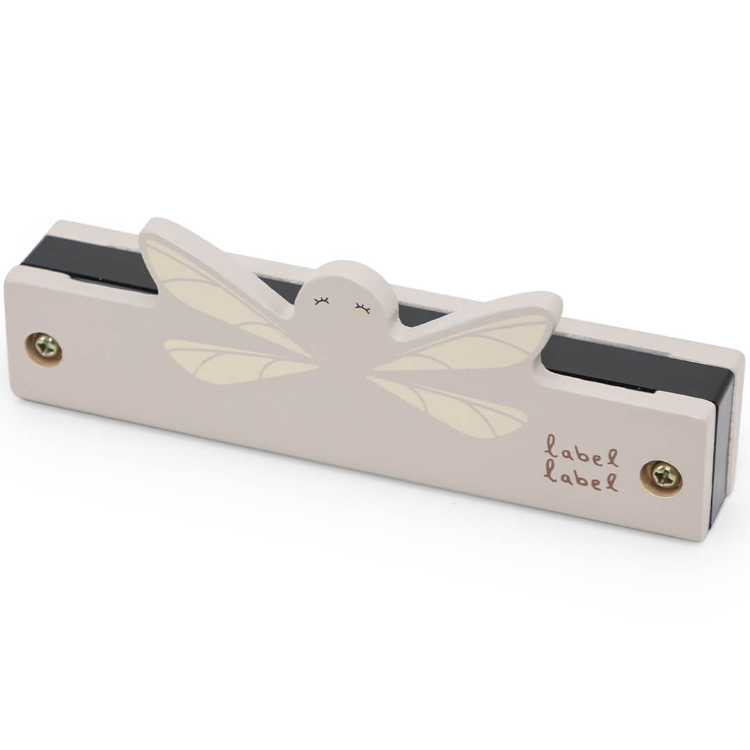 Label Label houten mondharmonica in nougatkleur met een dierpatroon van een vliegje.