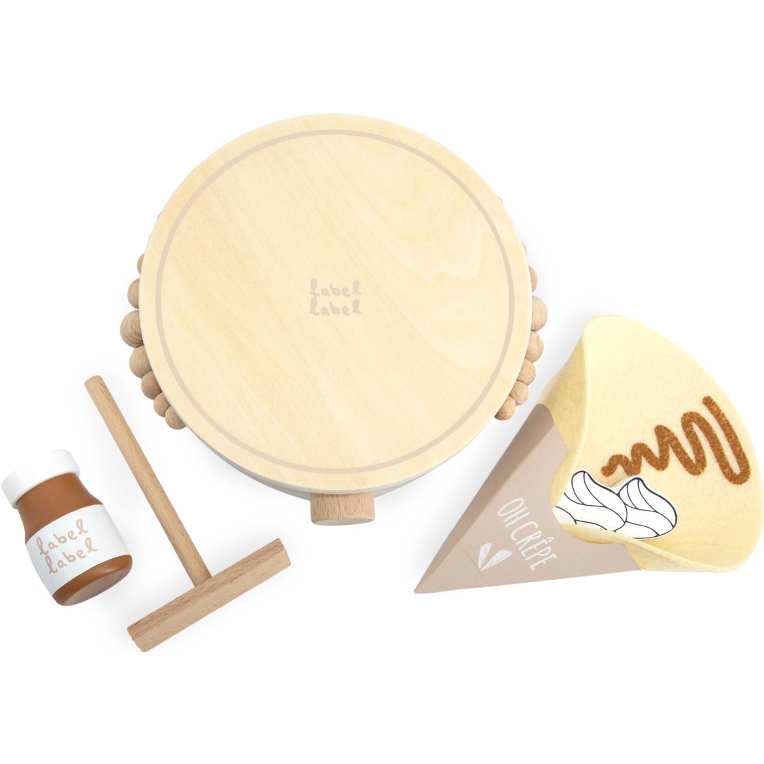 Bovenaanzicht van de Label Label houten pannenkoekenmaker speelset met houten spatel, sausflesje en een crêpe in een hoorntje.