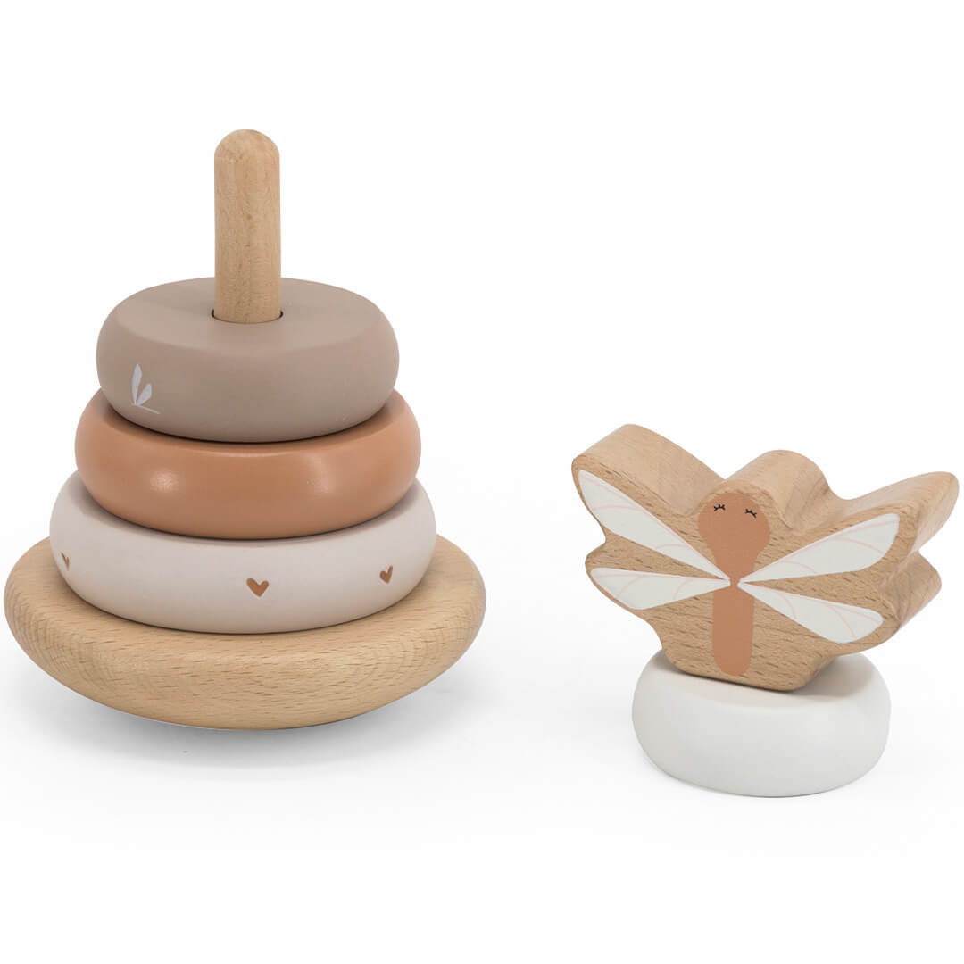 label label houten stapeltoren tuimelaar met beige ringen en een losse houten vlinder.