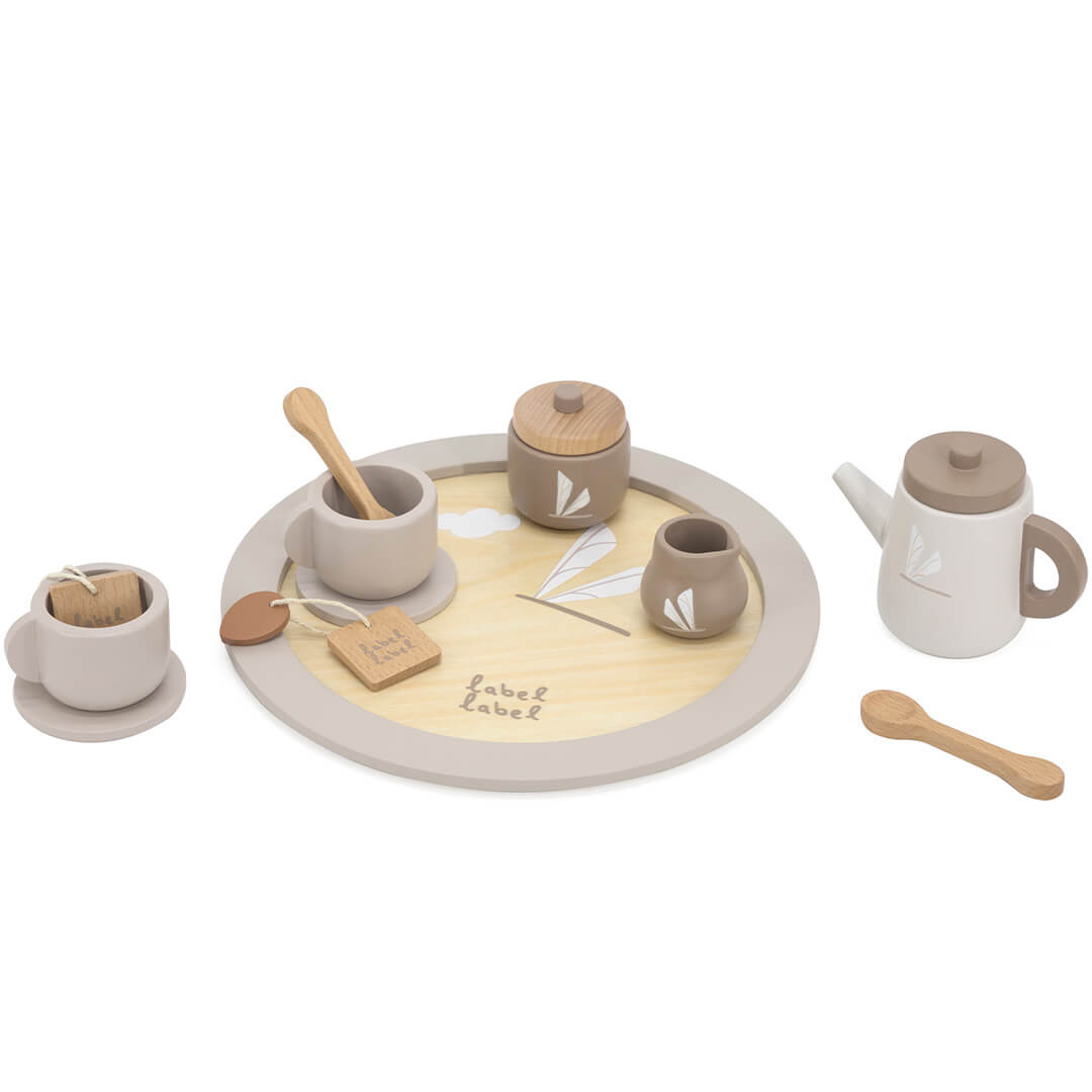 Label Label houten theeservies met beige en witte onderdelen, inclusief dienblad met libelle-illustratie, van schuin bovenaf gezien.