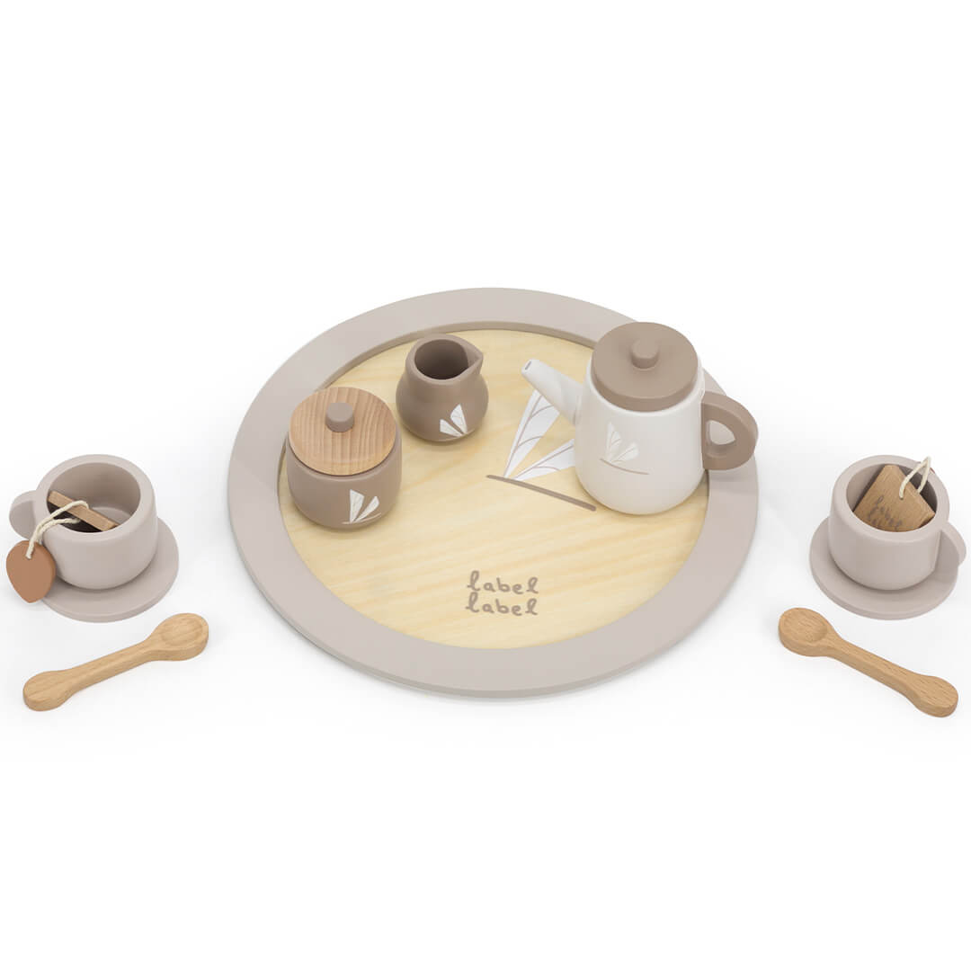 Label Label houten theeservies met beige en witte onderdelen, inclusief dienblad met libelle-illustratie, van bovenaf gezien.