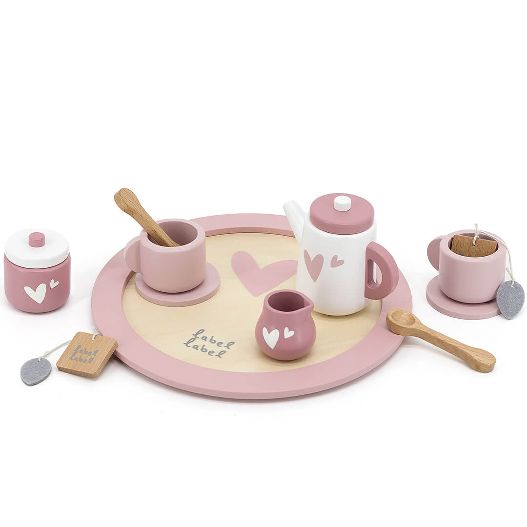 Label Label houten theeservies met roze en witte onderdelen en hartjespatroon op een ronde dienblad.
