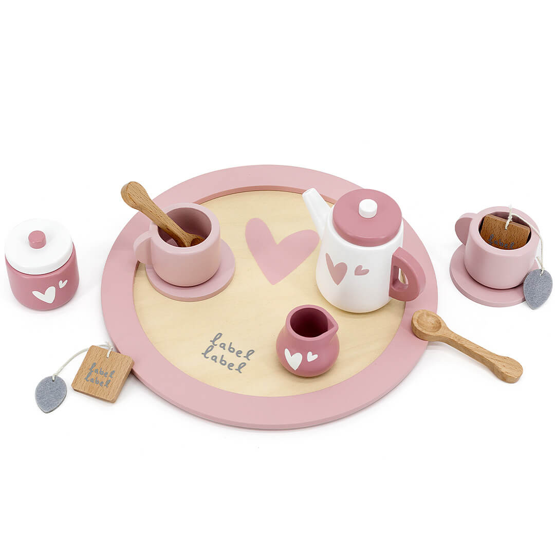 Label Label houten theeservies met roze en witte onderdelen en hartjespatroon op een ronde dienblad.