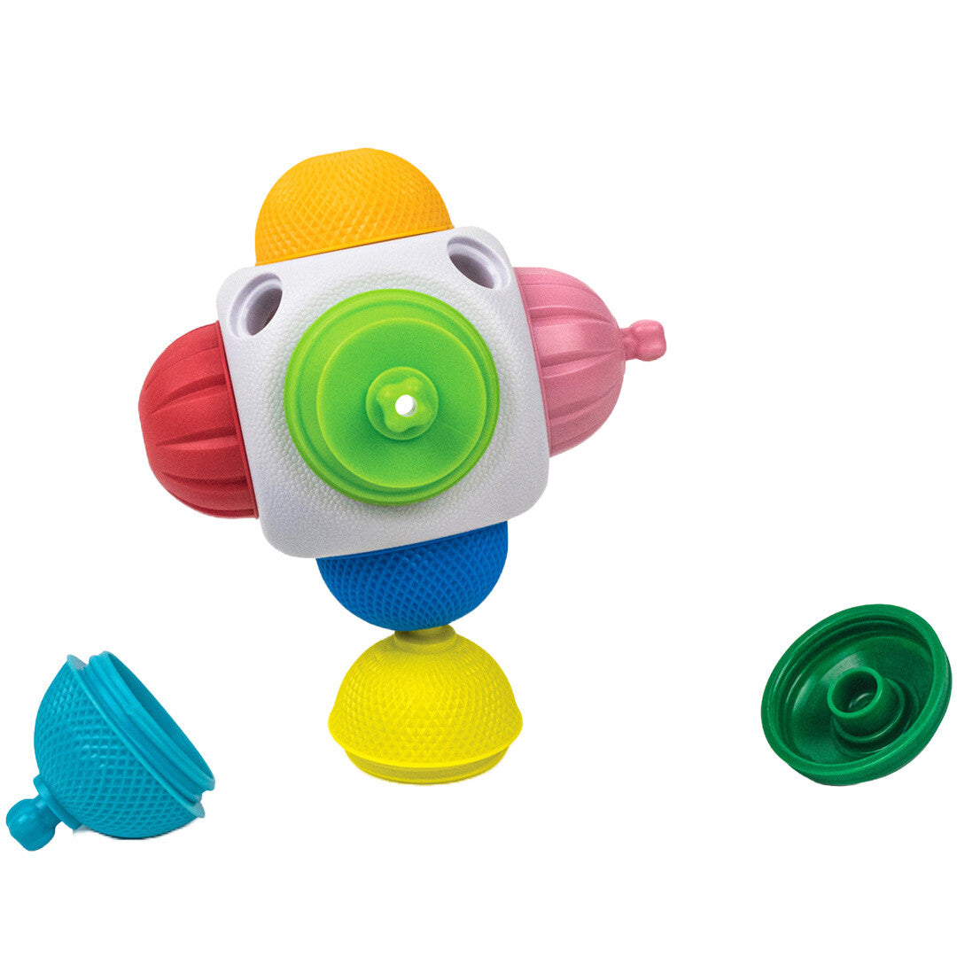 lalaboom veelkleurig babyspeelgoed met een witte kubus waaraan getextureerde klikkralen zijn bevestigd en twee losse kralen.