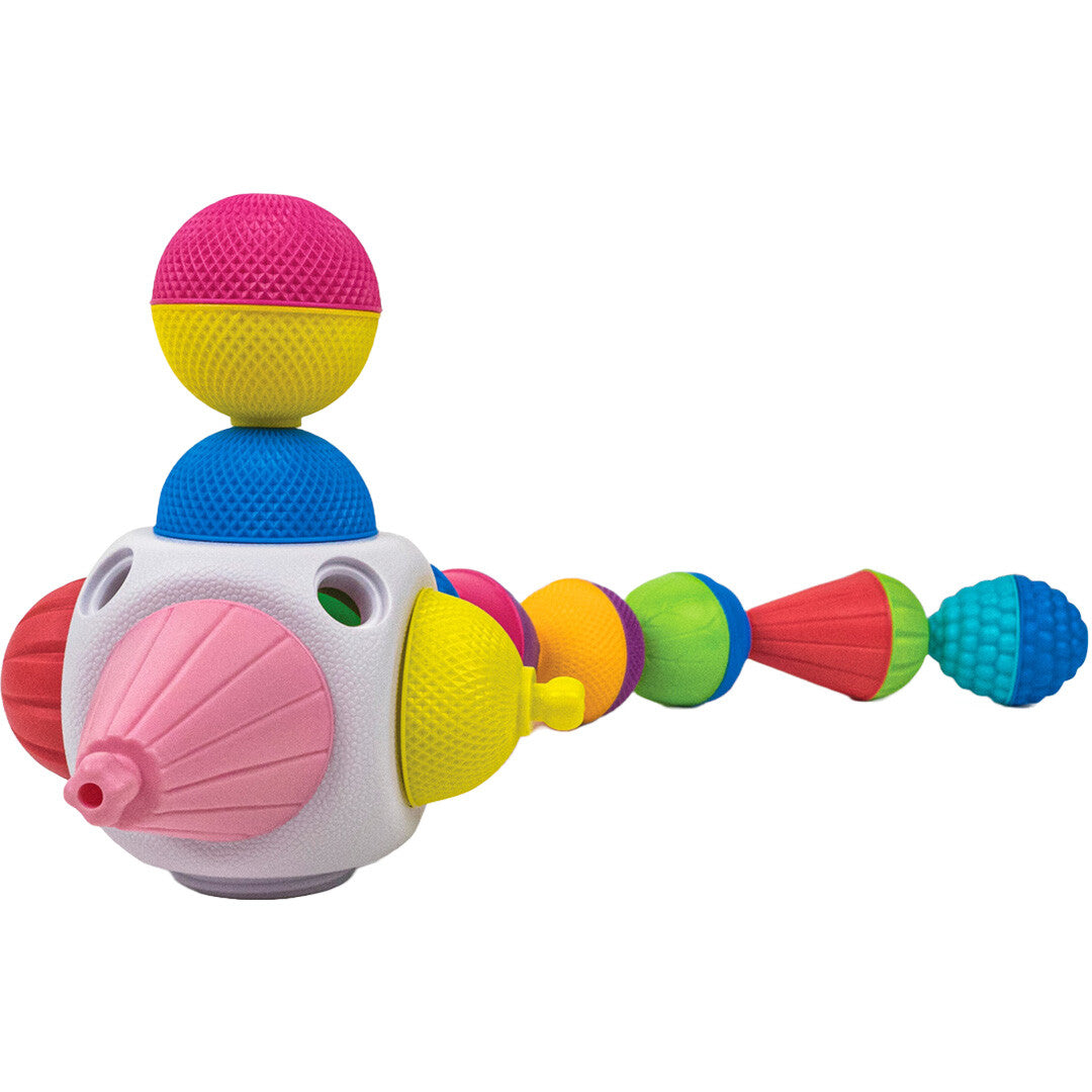 lalaboom veelkleurig sorteer- en stapelspeelgoed met een witte kubus en een lange ketting van getextureerde klikkralen.