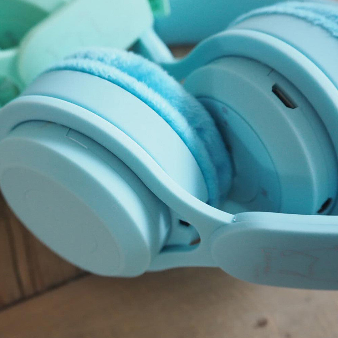Detailopname van de zachte blauwe oorkussens van de lalarma copenhagen kinderkoptelefoon.