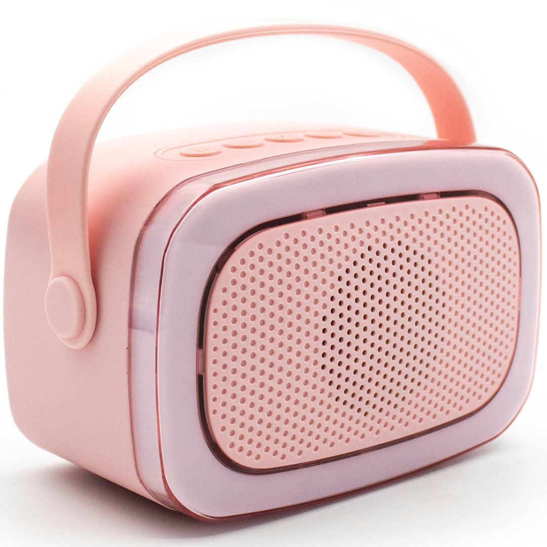 Schuine close-up van de roze karaokespeaker met handvat.