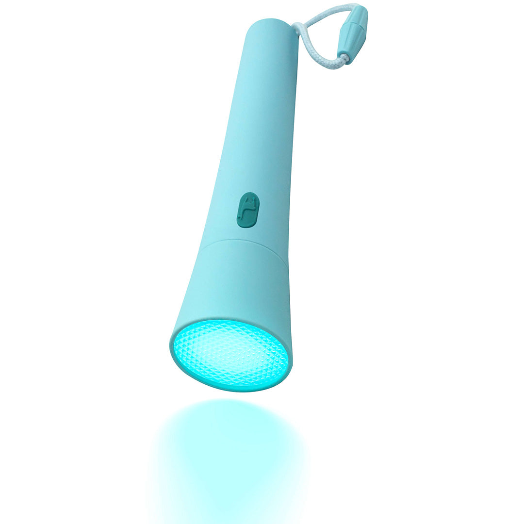 Lalarma copenhagen blauwe zaklamp met brandend licht en blauwe gloed, schuin gefotografeerd.
