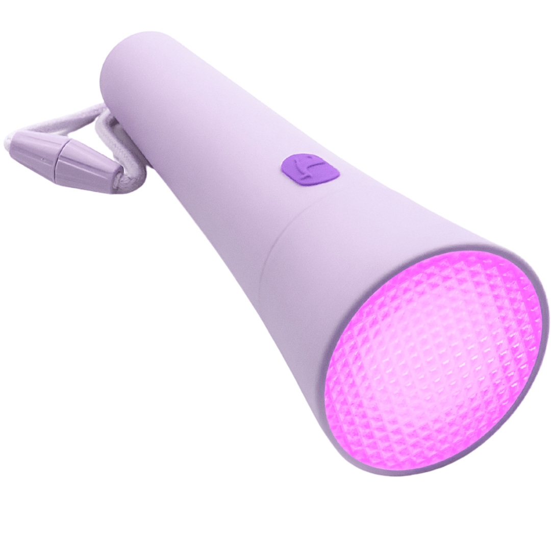 Lalarma paarse zaklamp met paars licht en een koordje, schuin gefotografeerd.