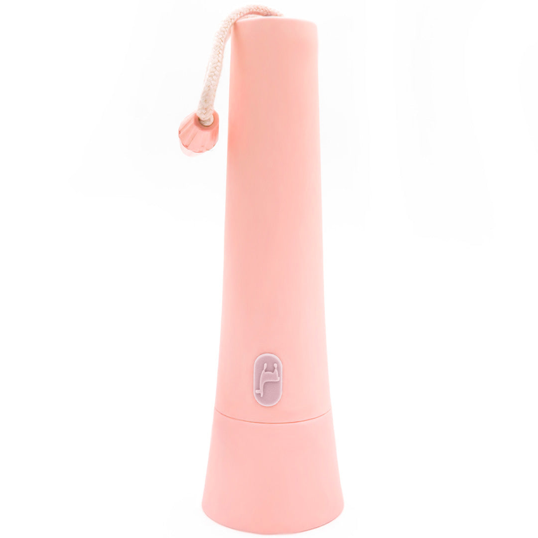 lalarma roze zaklamp met koordje, rechtopstaand en van voren gefotografeerd.