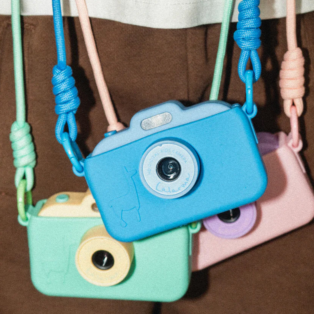Drie lalarma copenhagen digitale kindercamera's in blauw, mintgroen en roze, hangend aan draagkoorden.