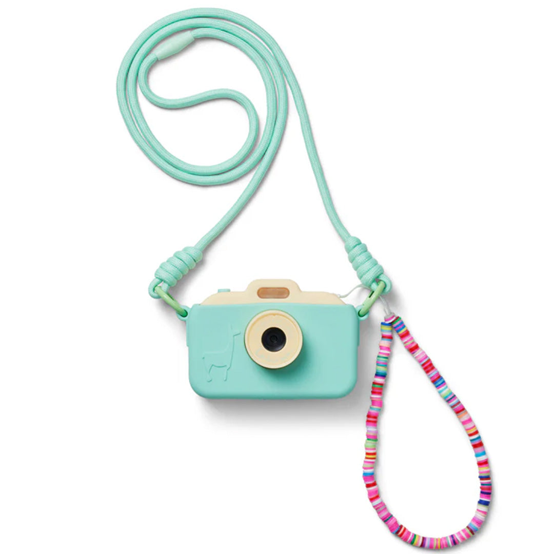 lalarma copenhagen kindercamera in mintgroen met geel, een mintgroene nekband en een kleurrijke kralen polsband.