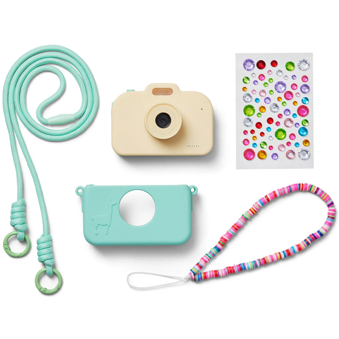 De lalarma copenhagen kindercamera set met gele camera, mintgroene siliconen hoes, nekband, kralen polsband en decoratiesteentjes.