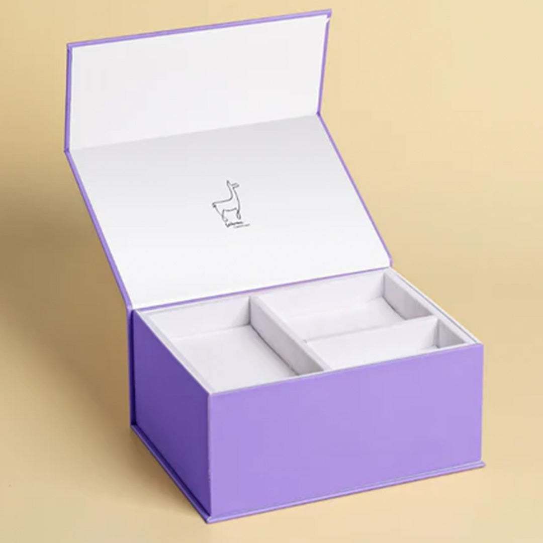 Lege open paarse geschenkdoos met witte vakverdeling en een dierlogo aan de binnenkant van de deksel.