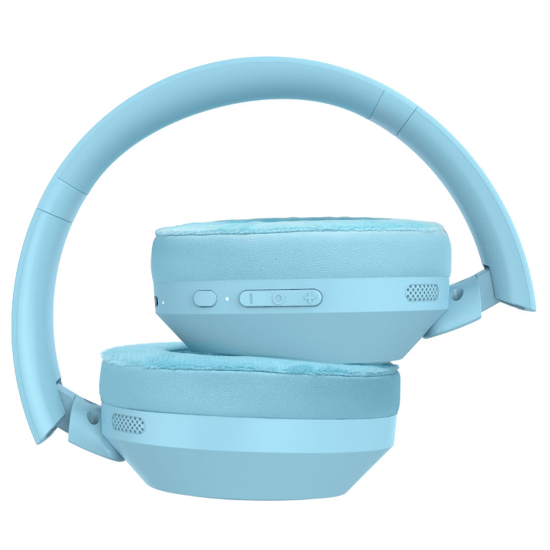 Een lichtblauwe lalarma draadloze noise cancelling kinderkoptelefoon opgevouwen, met zicht op de zachte oorkussens en bedieningsknoppen.