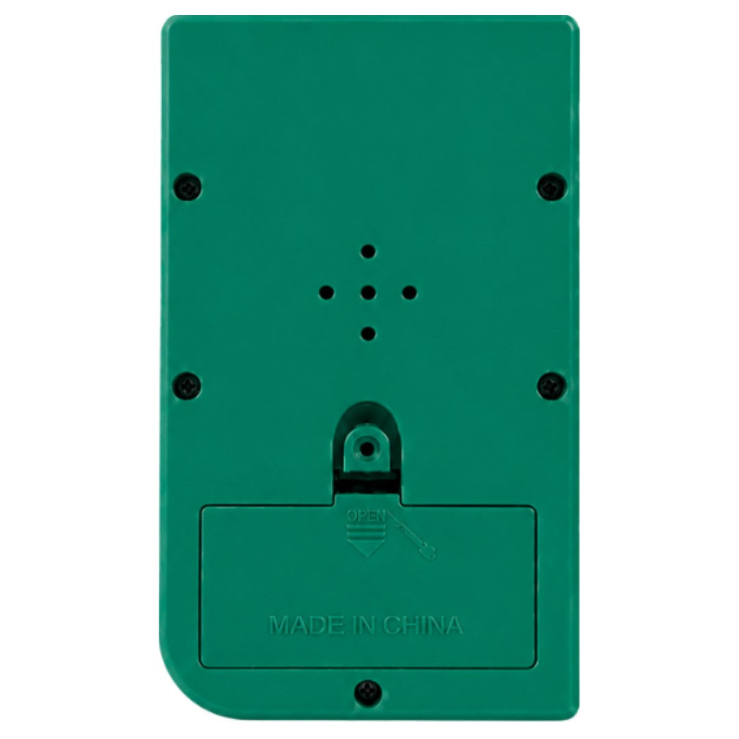 Achterkant van het lalarma copenhagen groene draagbare elektronische spel met batterijvak en speakergaatjes.