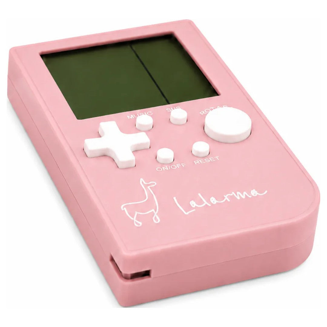 Lalarma Copenhagen roze draagbaar elektronisch spel met lama-opdruk, schuin van voren gefotografeerd.
