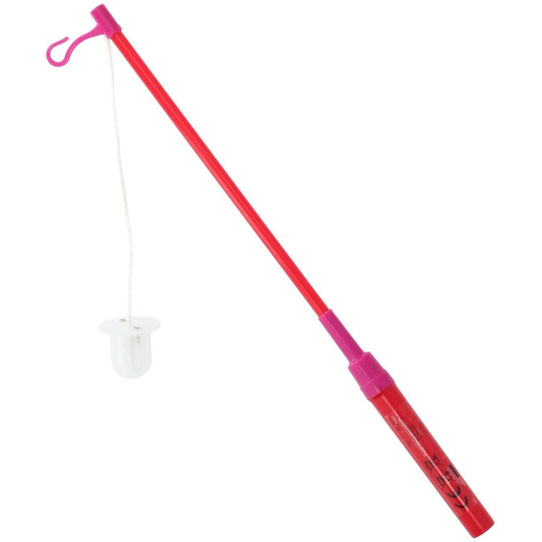 Folat rood lampionstokje met roze handvat en haakje op een witte achtergrond.