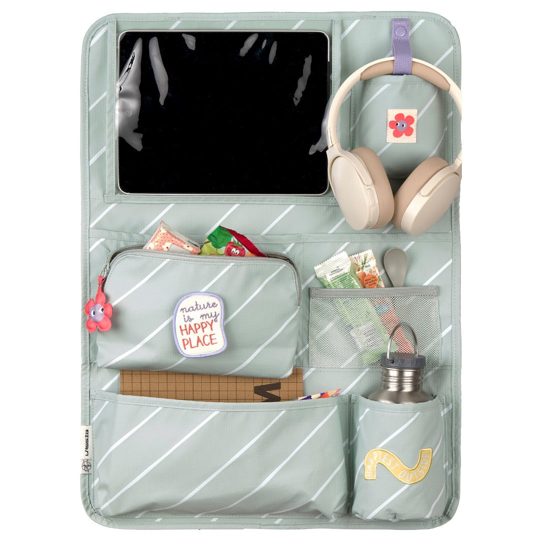 Lässig auto organizer voor kinderzitjes, groen met witte strepen, gevuld met een tablet, koptelefoon, snacks en een drinkfles.