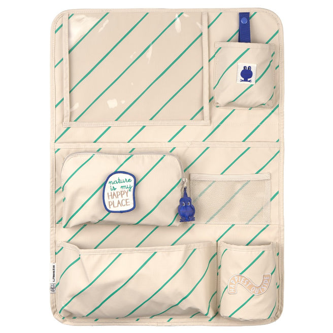 Lässig auto organizer voor kinderzitjes, beige met groene strepen en diverse opbergvakken, met kikkerlogo en teksten.