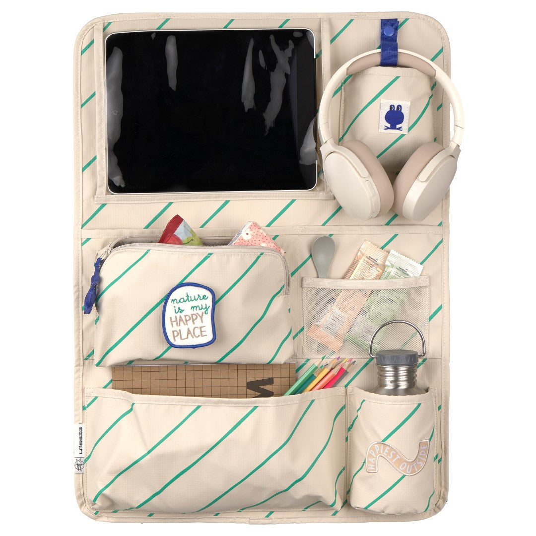 Lässig auto organizer voor kinderzitjes, beige met groene strepen, gevuld met een tablet, koptelefoon, snacks en drinkfles.