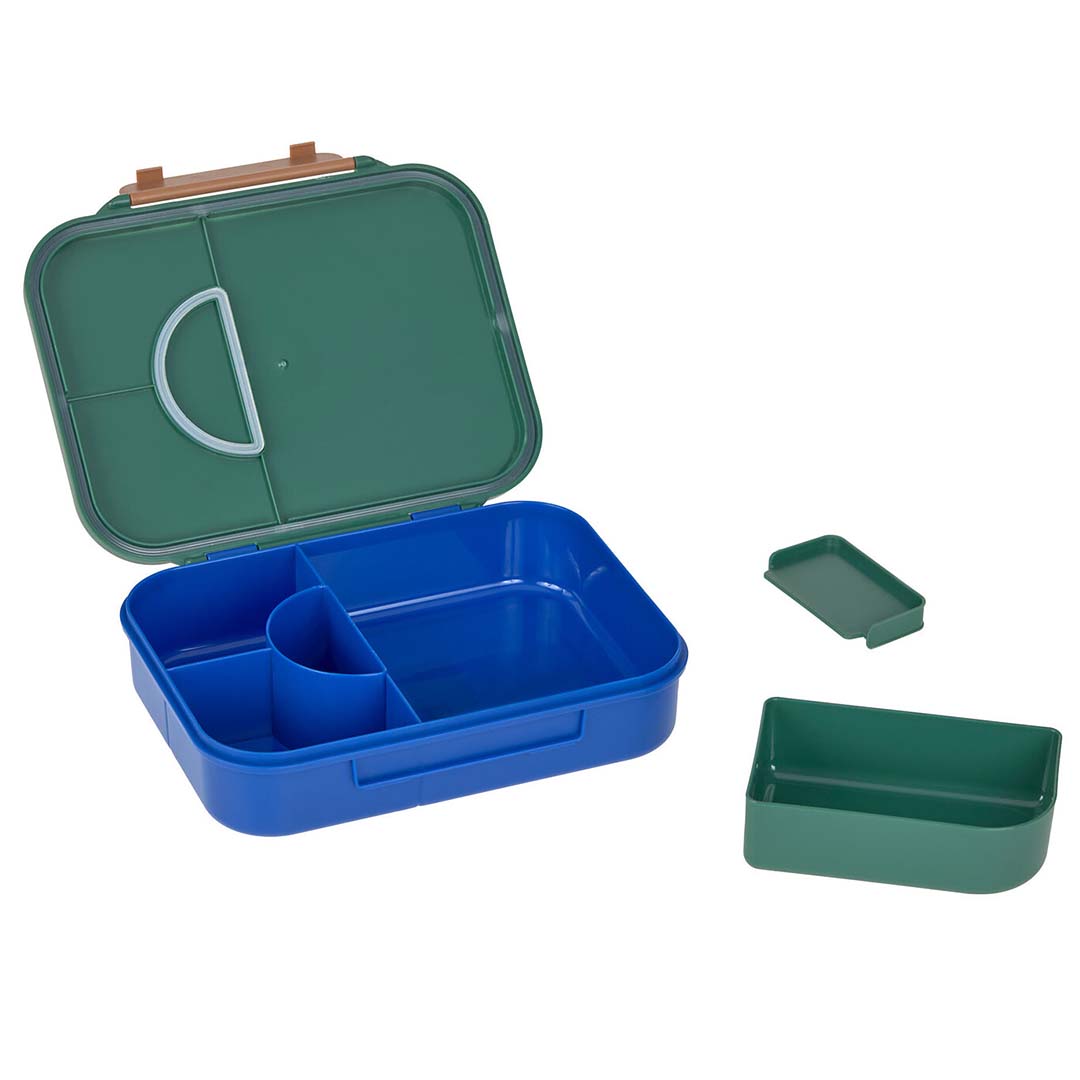 Open Lässig bento-broodtrommel met blauwe vakken en de twee groene losse inzetbakjes ernaast.
