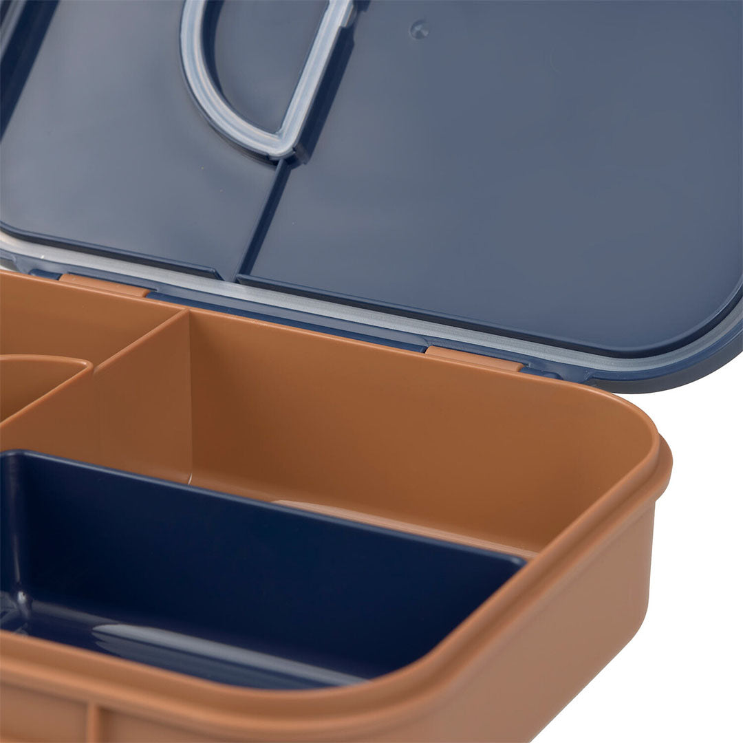 Detailopname van de open Lässig bento-broodtrommel met bruine vakken en marineblauwe deksel.