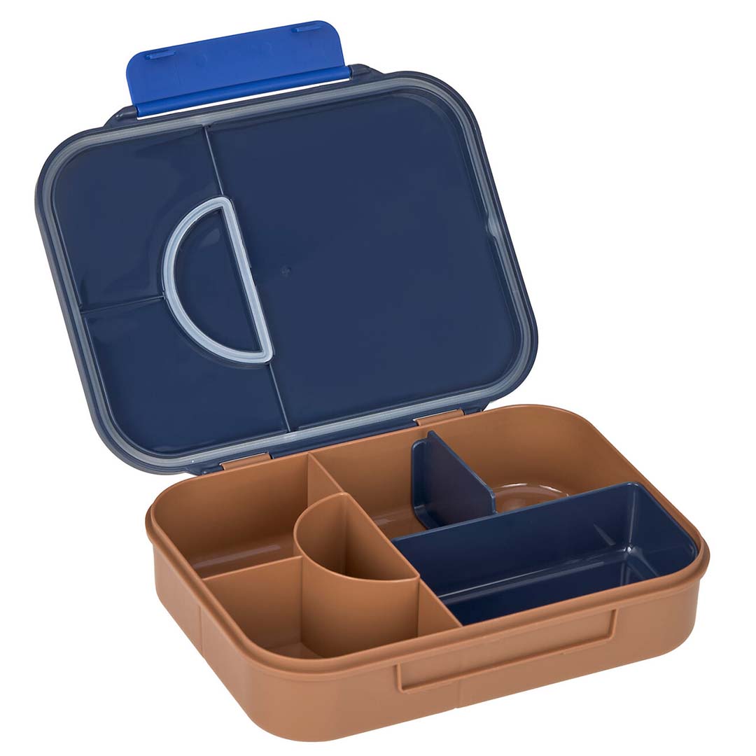 Open Lässig bento-broodtrommel voor kinderen met marineblauwe deksel en bruine onderkant met meerdere vakken.