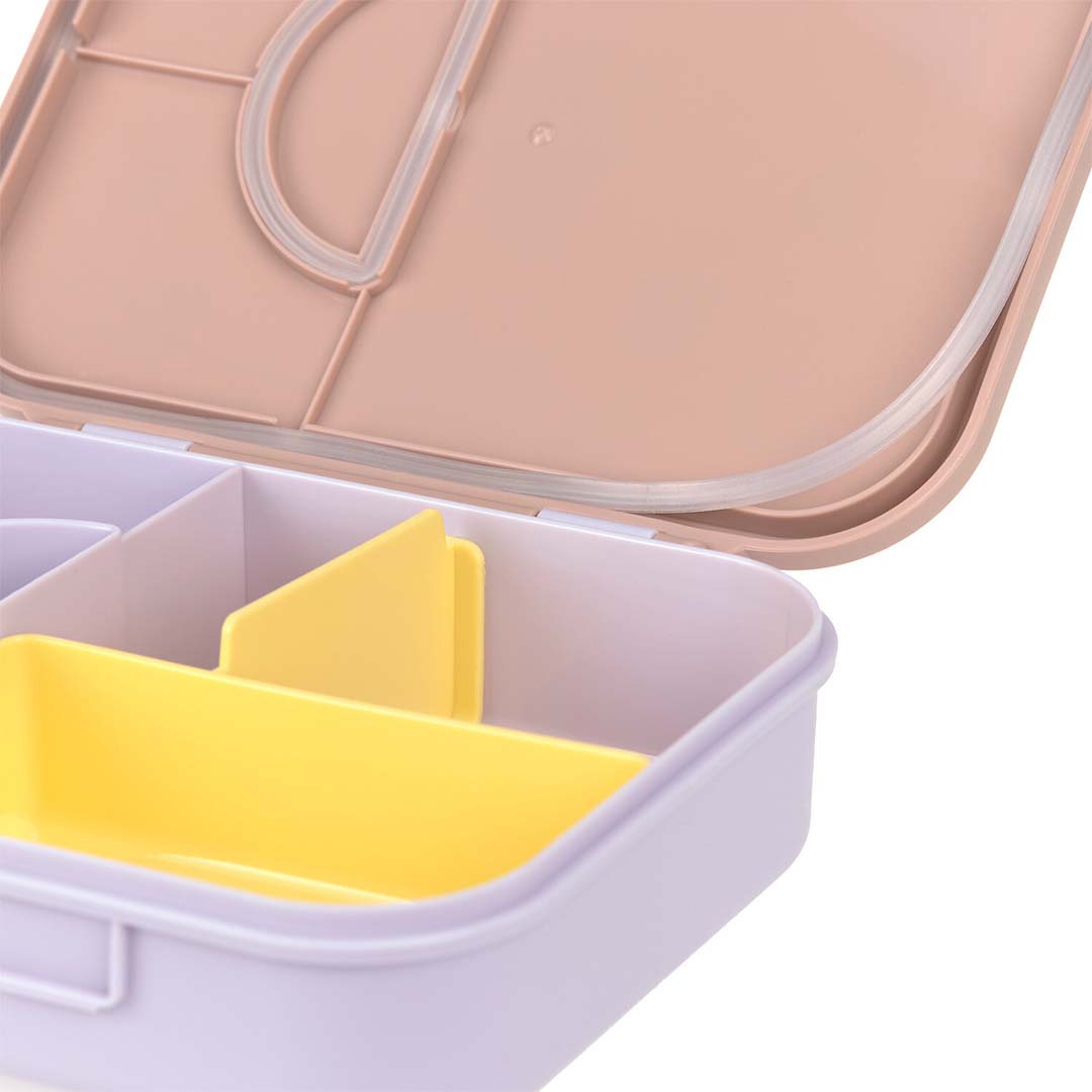 Detail van de open Lässig bento-broodtrommel met een geel uitneembaar compartiment en de siliconen afdichting in de deksel.