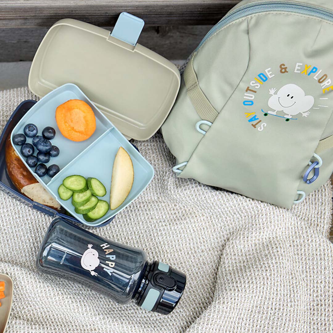 Een open kinderbroodtrommel met fruit en groenten, een bijpassende rugzak en drinkfles met wolkje.