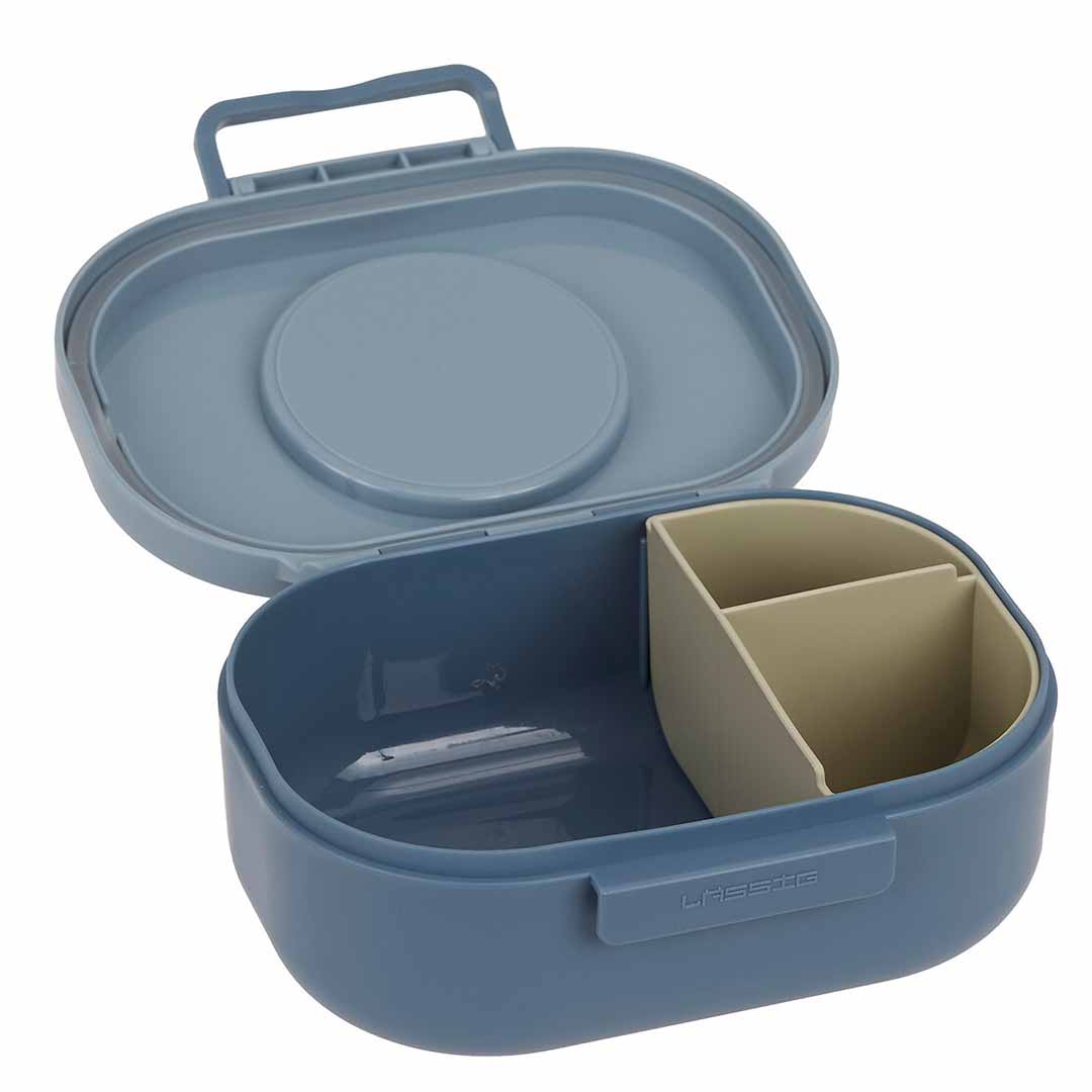 Open Lässig kinderbroodtrommel in blauw-groen met een uitneembare verdeler en een handvat op de deksel.