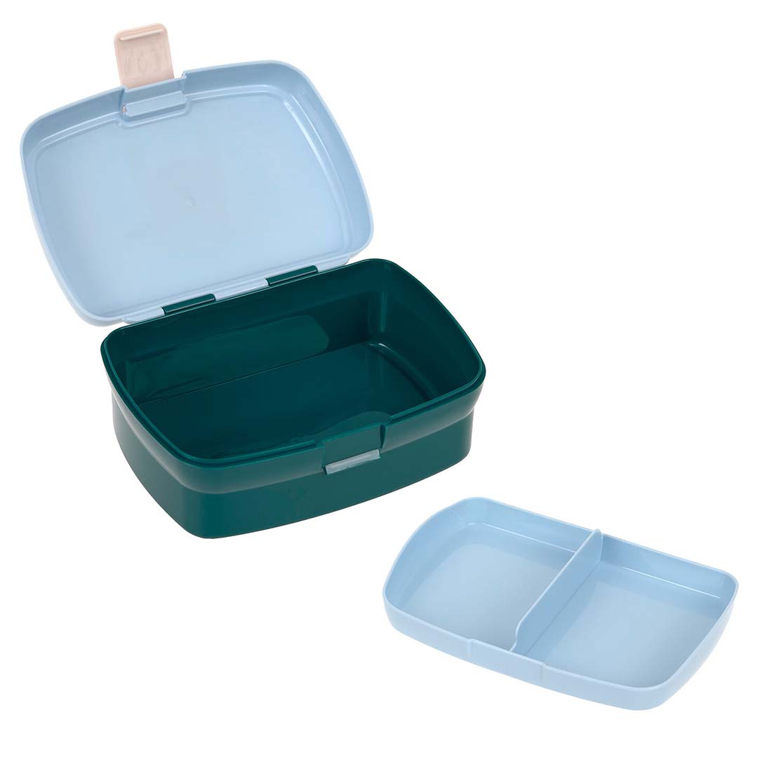Open kinderbroodtrommel met lichtblauwe deksel en de losse, tweedelige tray ernaast.