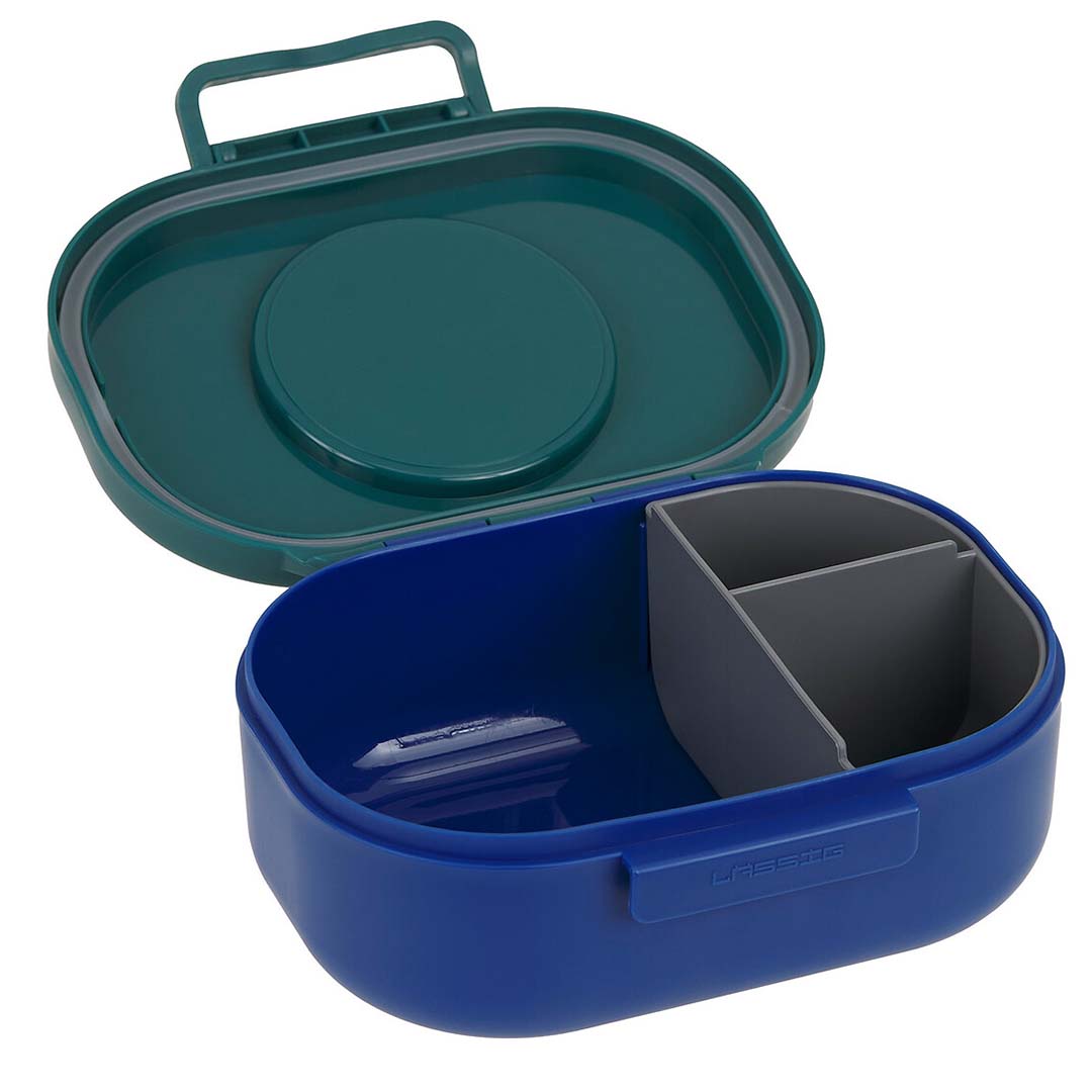 Open Lässig kinderbroodtrommel in blauw en groen met een uitneembaar grijs vakje erin.