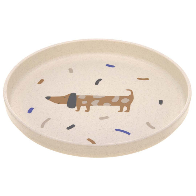 Lässig kinderbord in beige met een illustratie van een bruine teckel en gekleurde spikkels, schuin van bovenaf gefotografeerd.