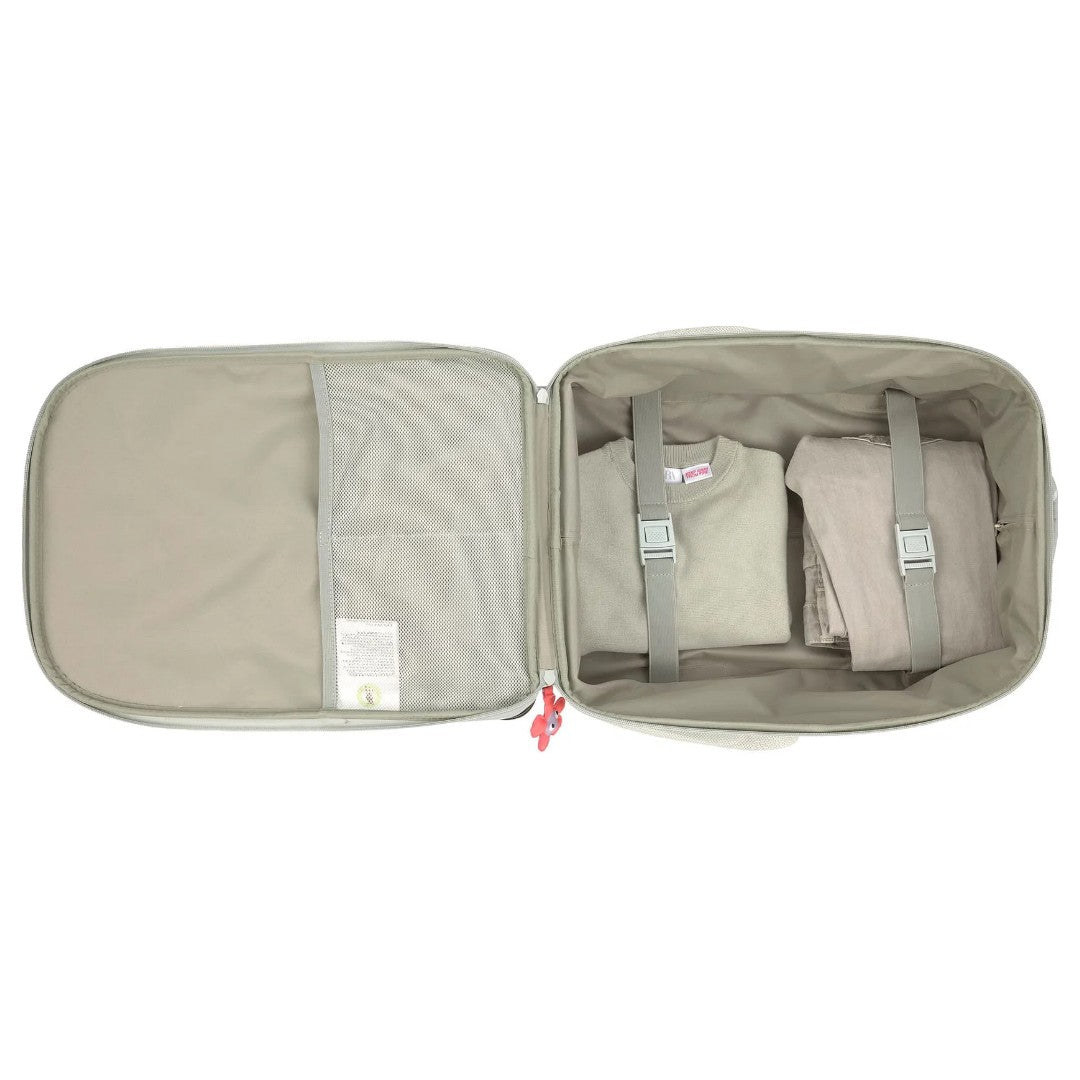 De open Lässig kinderkoffer toont het interieur met kleding vastgezet door elastische lussen.